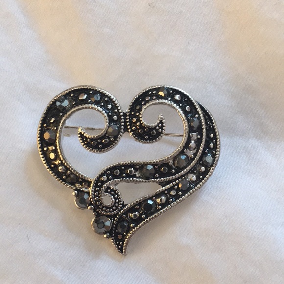 Heart and bow pins - Picture 3 of 3
